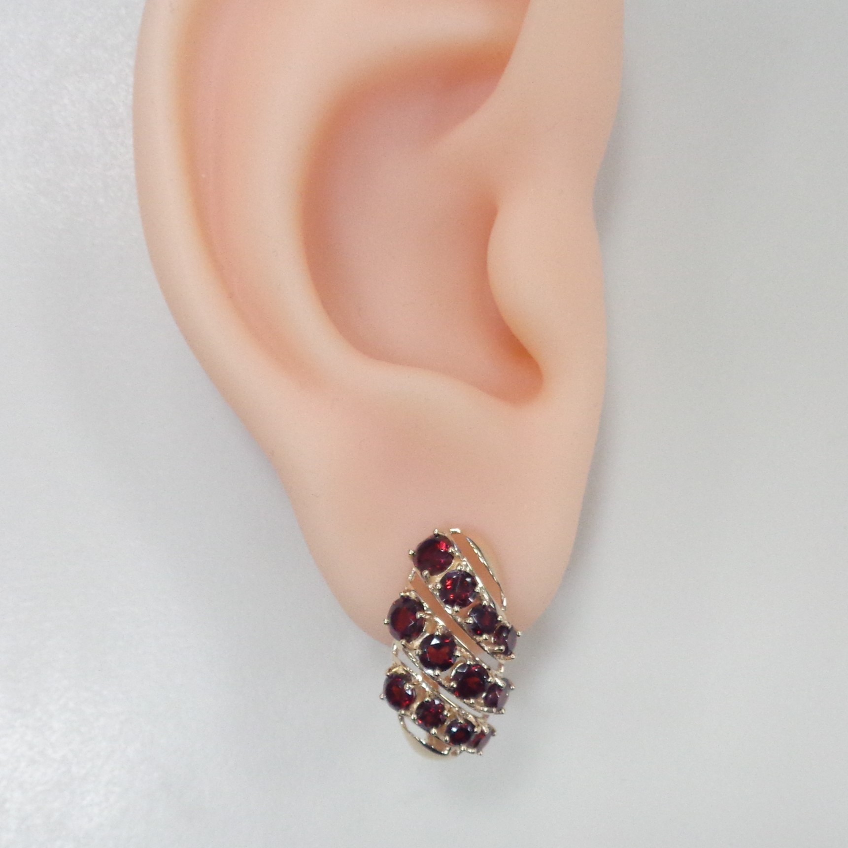 Серьги из золота с гранатами